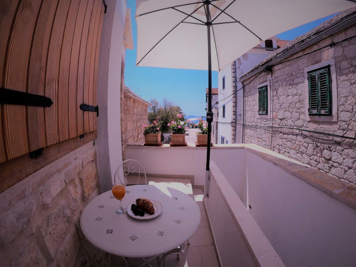 Apartment Vesna Примоштен Екстер'єр фото