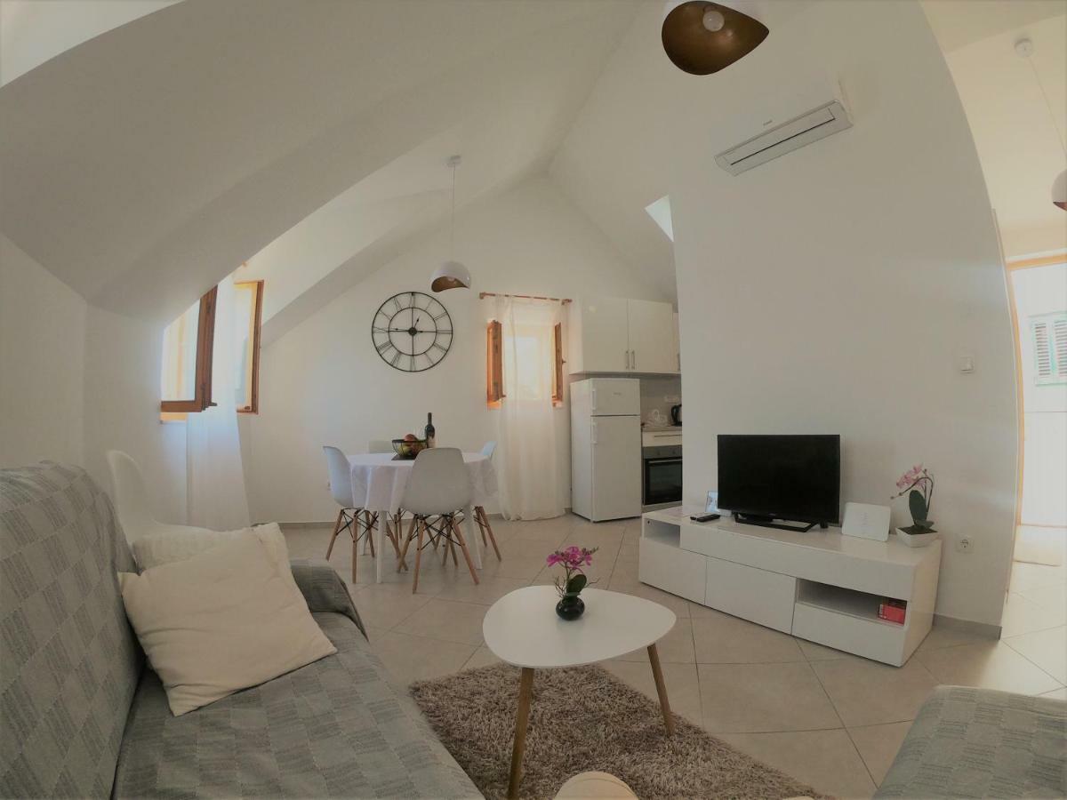 Apartment Vesna Примоштен Екстер'єр фото