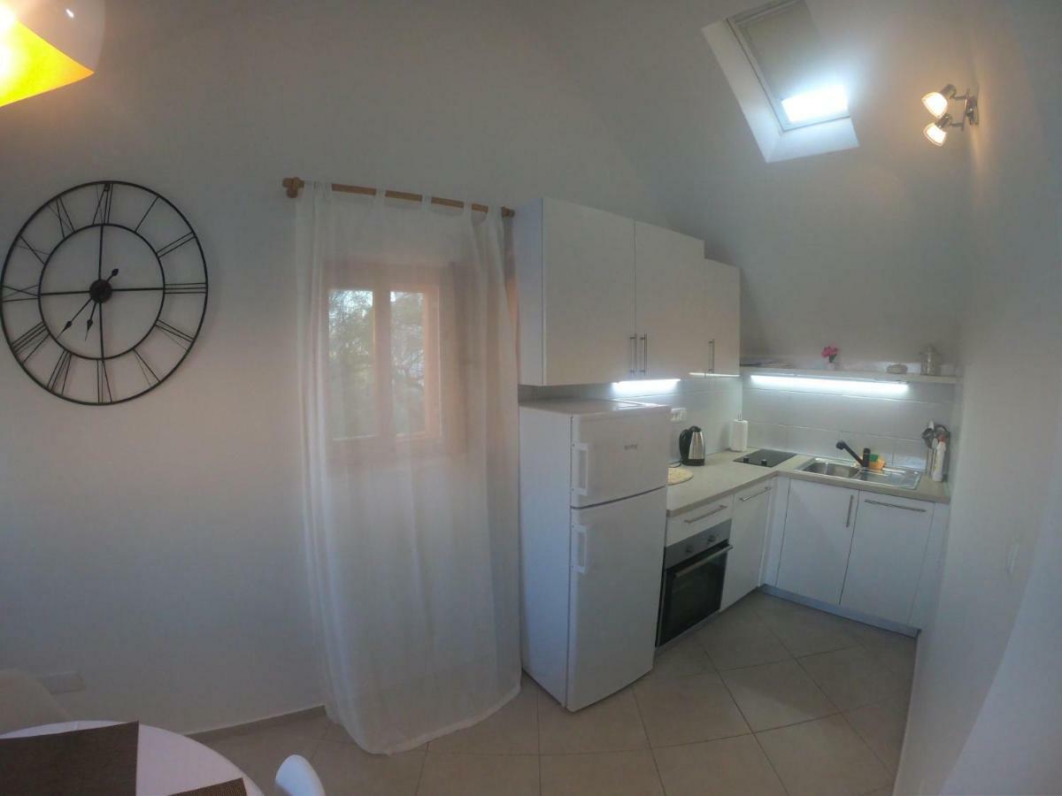 Apartment Vesna Примоштен Екстер'єр фото