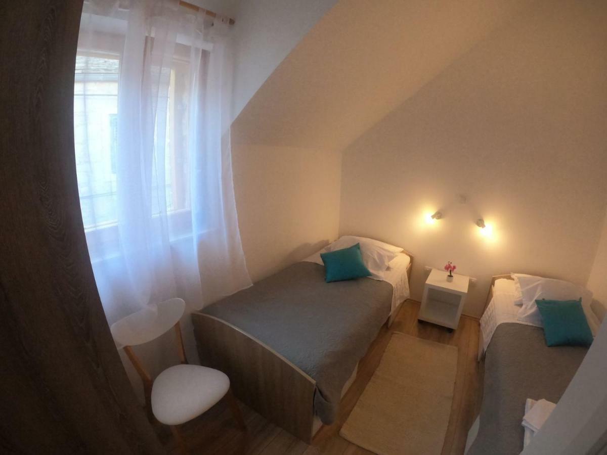Apartment Vesna Примоштен Екстер'єр фото