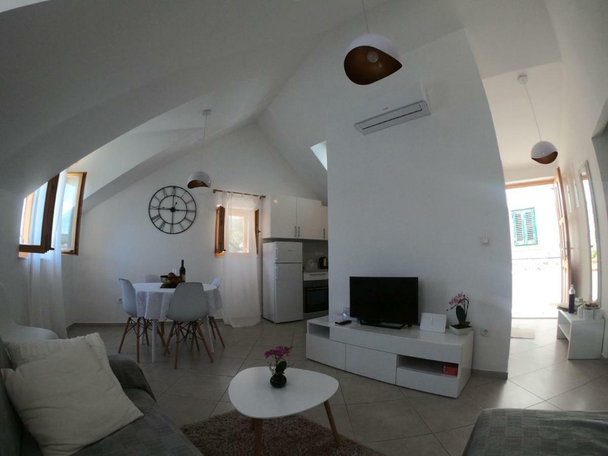 Apartment Vesna Примоштен Екстер'єр фото
