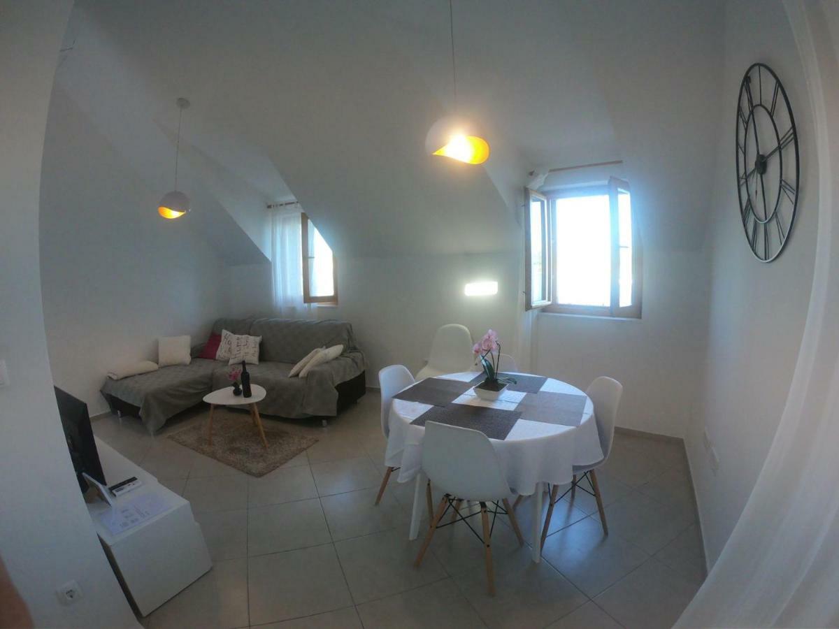 Apartment Vesna Примоштен Екстер'єр фото