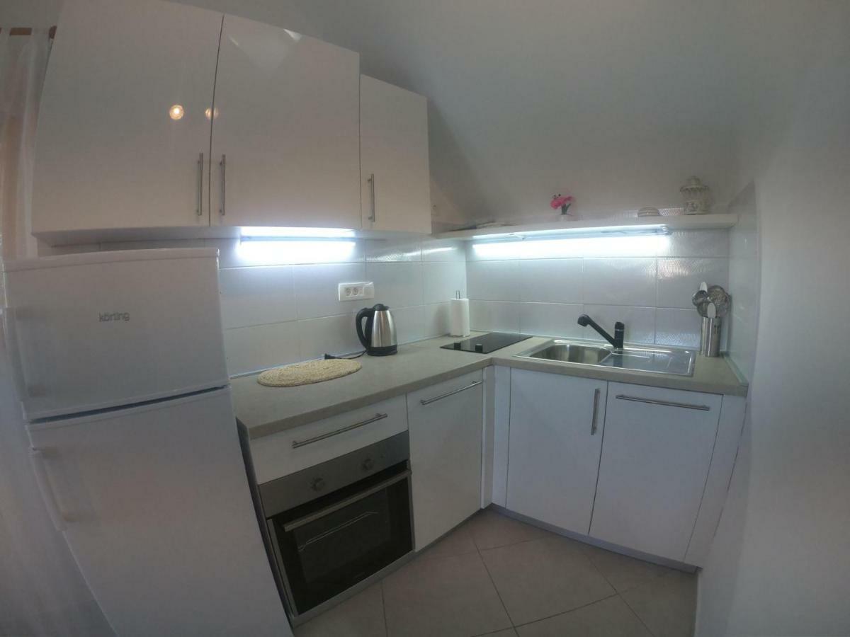 Apartment Vesna Примоштен Екстер'єр фото
