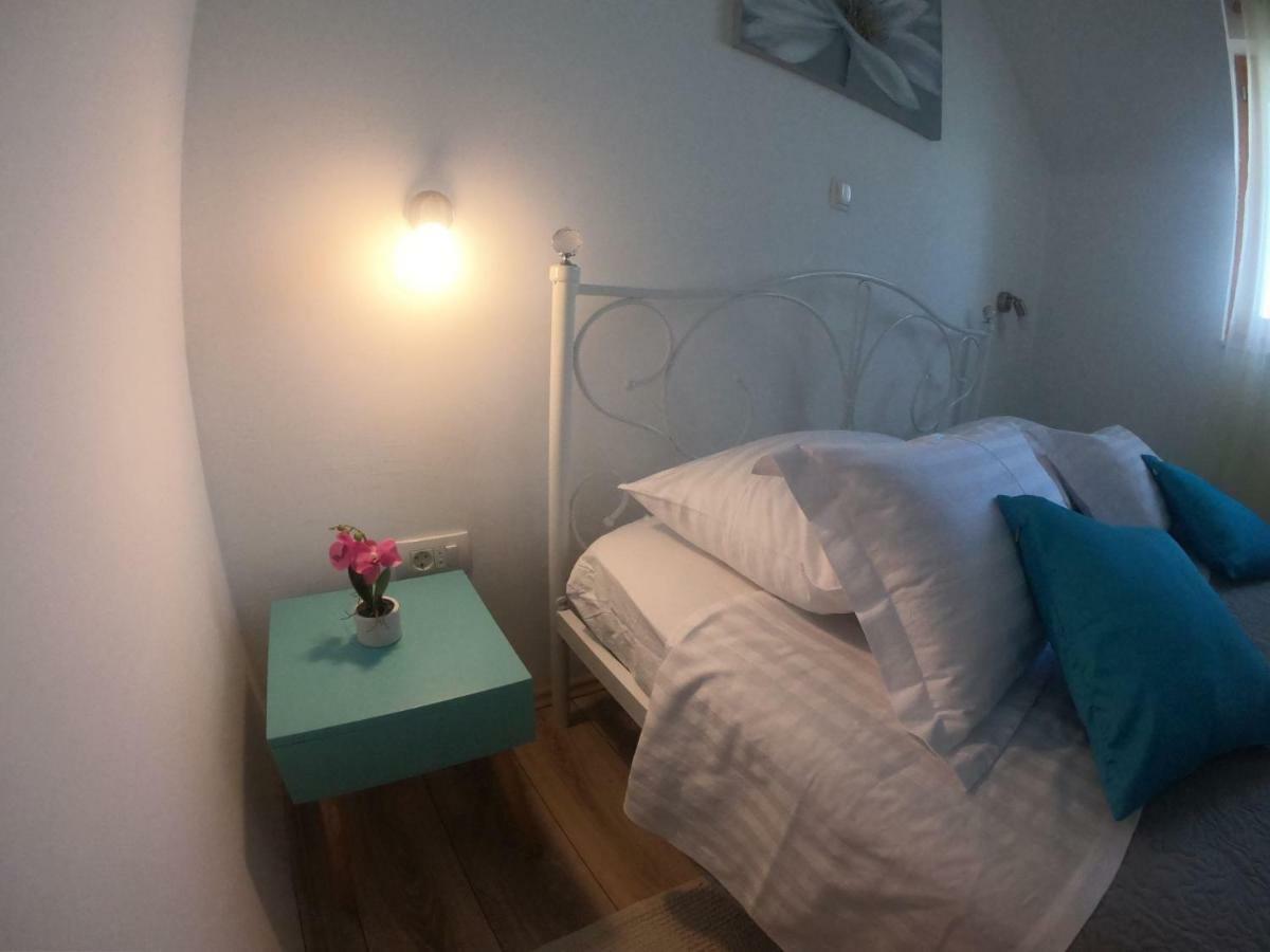 Apartment Vesna Примоштен Екстер'єр фото
