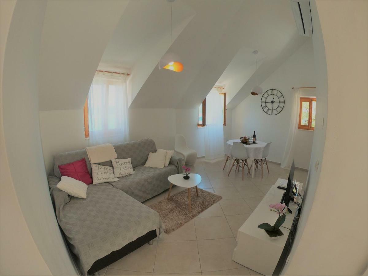 Apartment Vesna Примоштен Екстер'єр фото