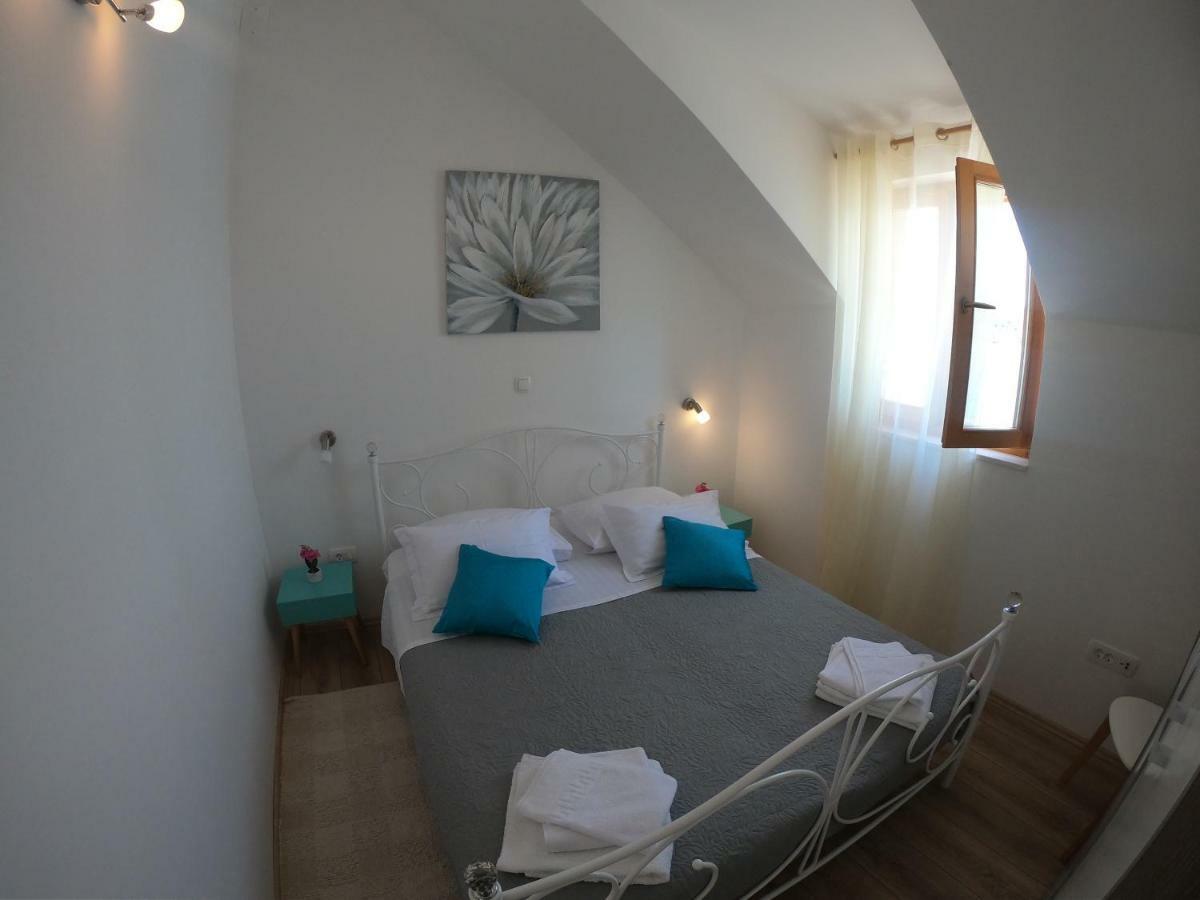 Apartment Vesna Примоштен Екстер'єр фото