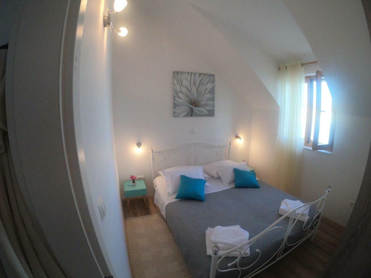 Apartment Vesna Примоштен Екстер'єр фото