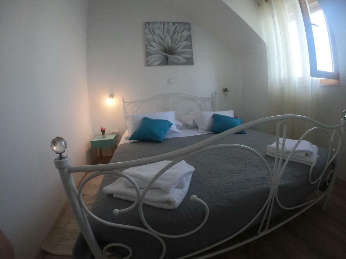 Apartment Vesna Примоштен Екстер'єр фото